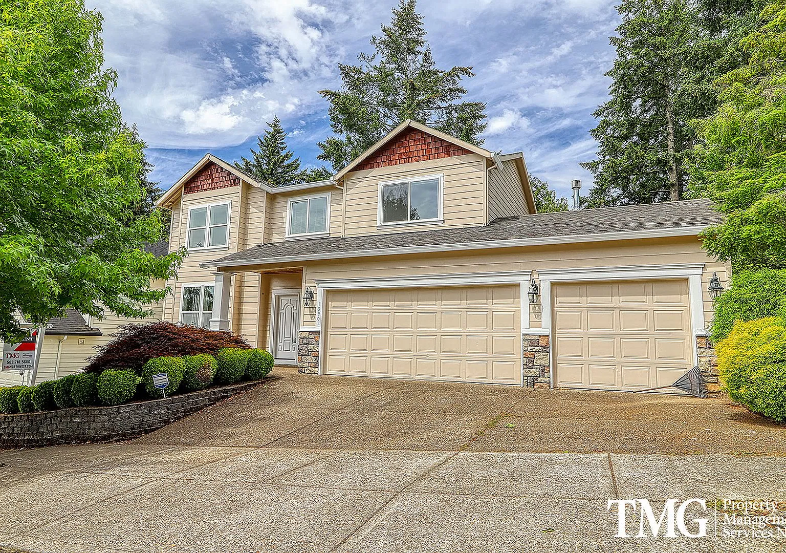 Beautiful 4br/2.5ba home with 3 car garage, deck, AC and more! — Photo 1