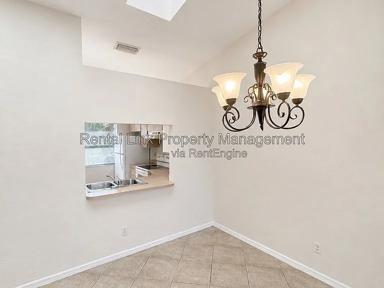 320 SW 3rd Pl #3 — Photo 8