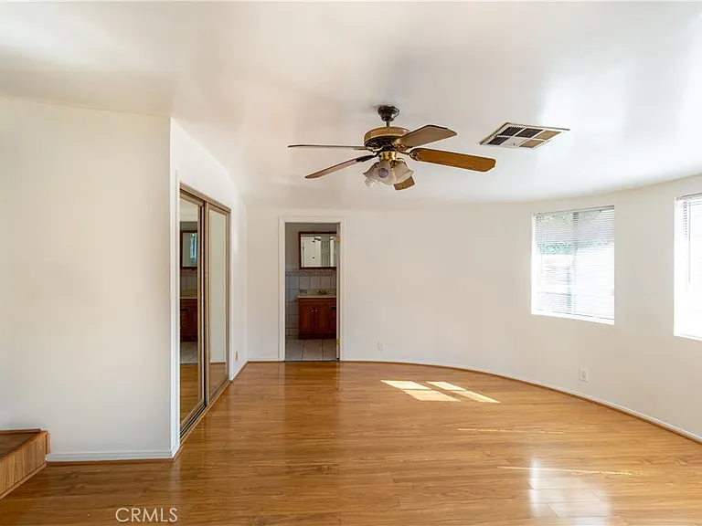 5034 Newcastle Ave — Photo 8