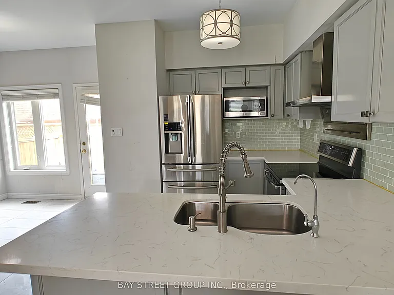 256 Glenashton Dr — Photo 6