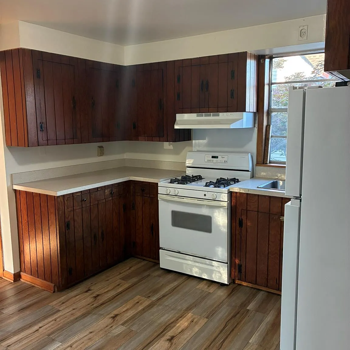 2 bed, 1.0 bath, 798 sqft, $2,350 — Photo 2