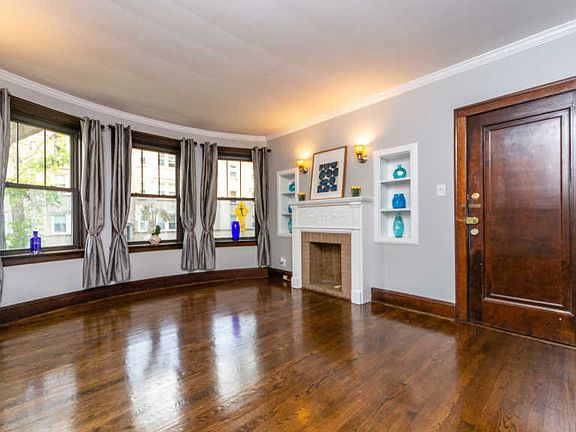2nd image of 2414 W Thorndale Ave APT 1