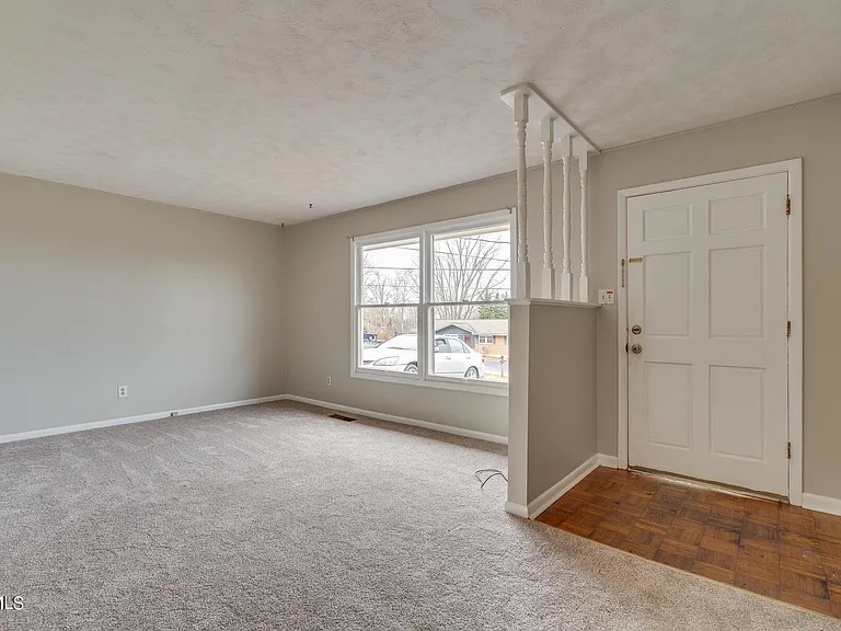 4637 Woodcliff Dr — Photo 3