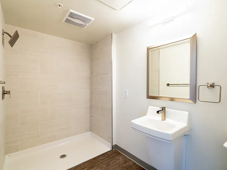 2828 Broadway — Photo 9