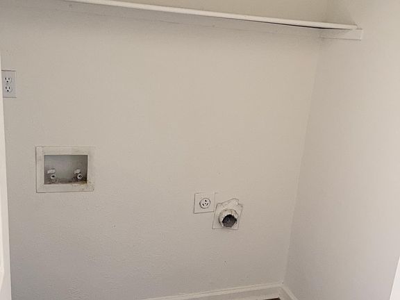3rd image of 3325 Meadow Oaks Dr