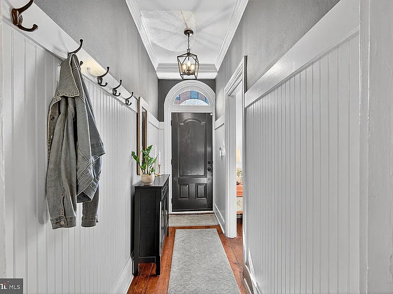 403 N Queen St — Photo 8