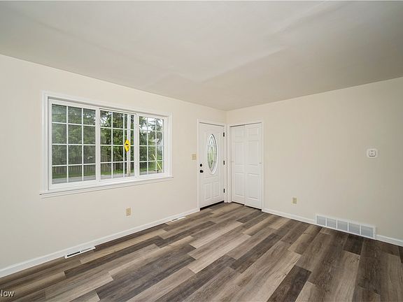 4th image of 15610 Alonzo Ave