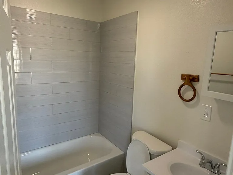 714 E 108th St #7 — Photo 3