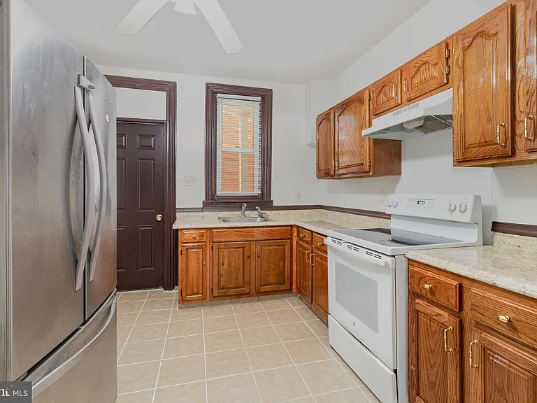 1353 Howard St — Photo 16