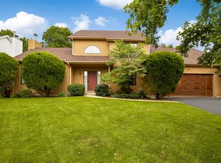 905 Pinehurst Dr, North Aurora, IL 60542