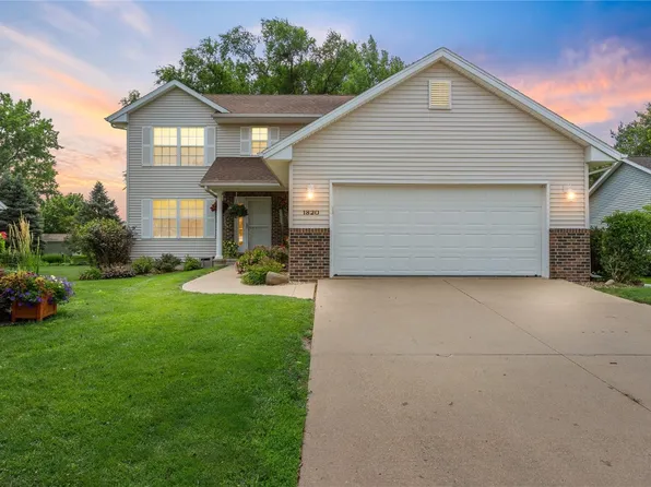 1820 Rock Island Dr, Ely, IA 52227