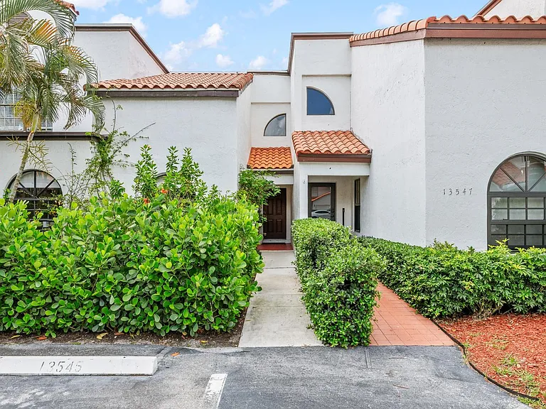 13549 Fountain View Blvd — Photo 1
