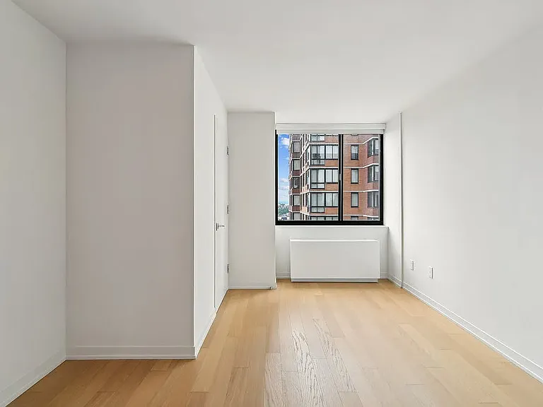 Columbus Pl #S10E — Photo 1