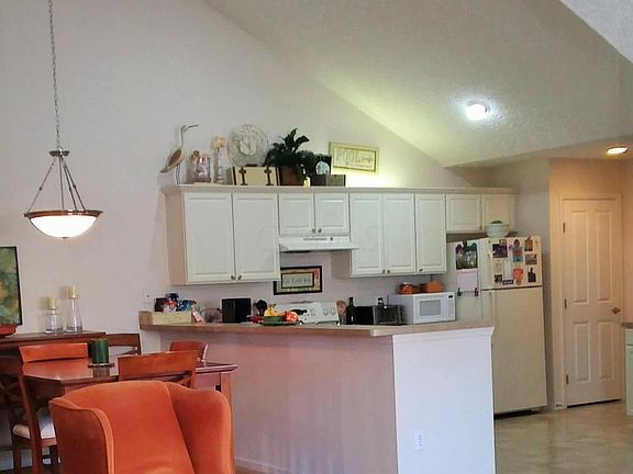 5th image of 696 Albion Pl