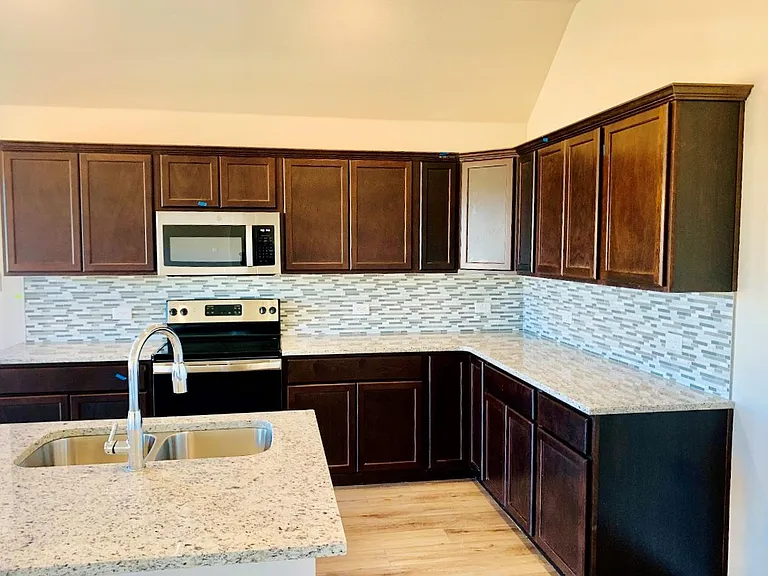 808 Fallbrook Dr — Photo 3