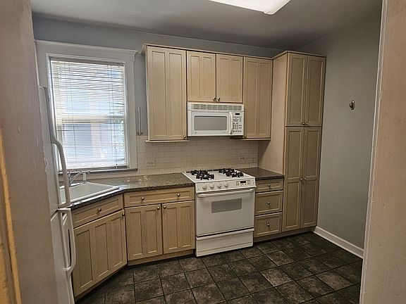 3rd image of 1437 W Thome Ave #1W