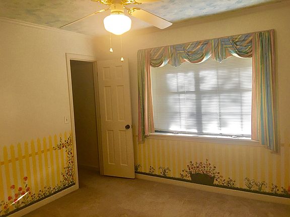 Garden BR w/walkin +shelves