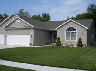 889 Dickens Ln, Valparaiso, IN 46383