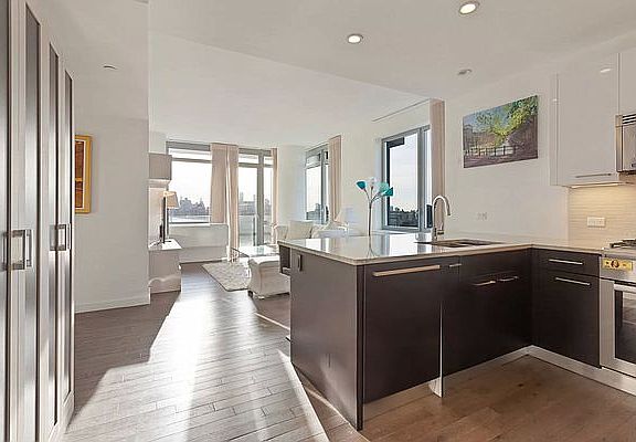 4th image of 321 Cathedral Pkwy #19A