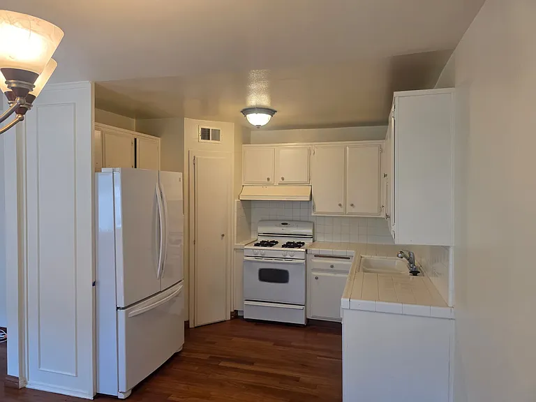 18601 Collins St #D7 — Photo 12