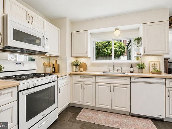5th image of 227 Watkins St
