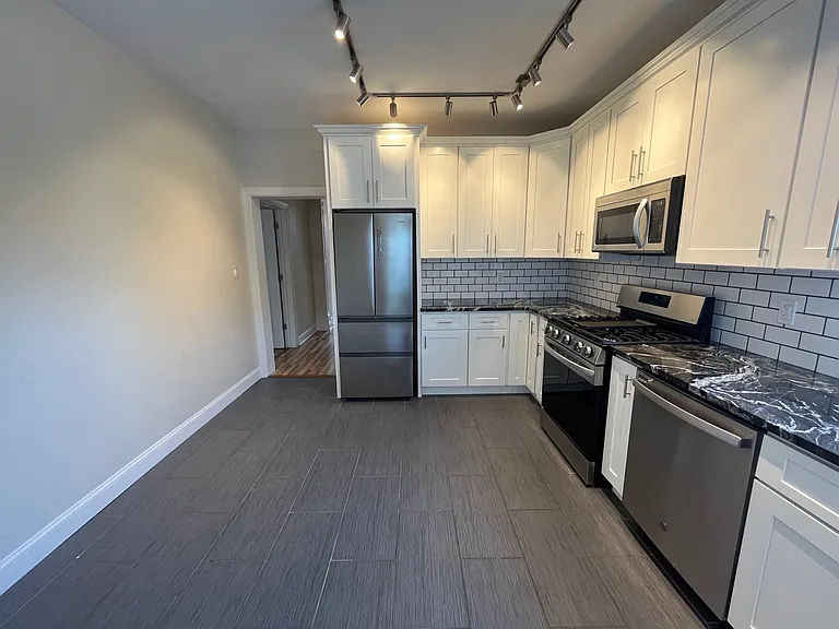 211 Amber St #1 — Photo 2