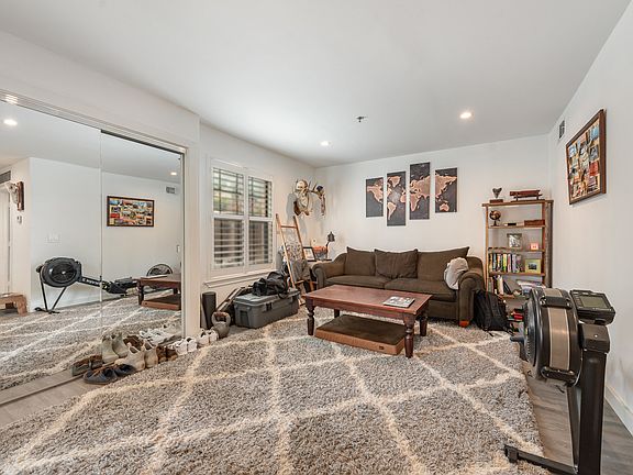 4th image of 3901 Travis St