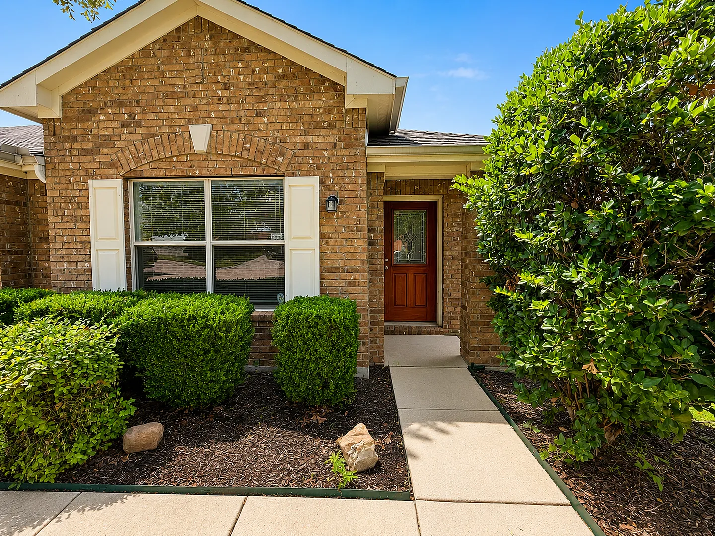 Open-Concept 4-Bedroom Home in Hurst Private Community Lake! — Photo 3