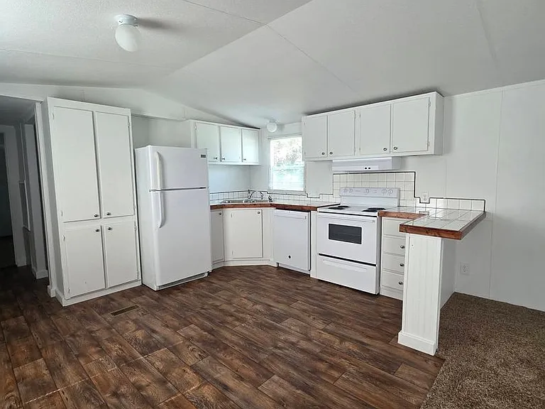 689 Bonfire Dr — Photo 2