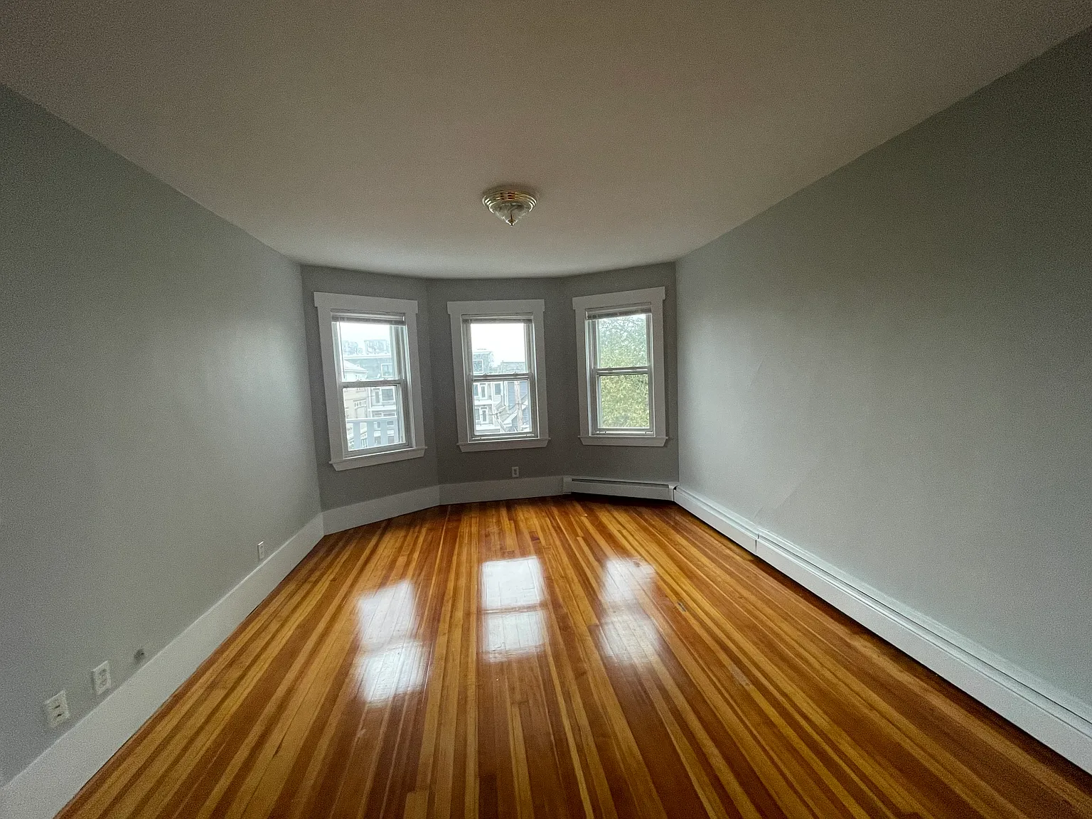 3 bed, 9999 sqft, $4,000 — Photo 4