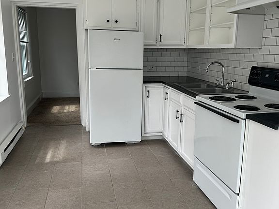 Kitchen
16'8" x 11'3"