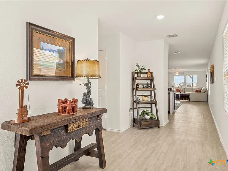 9129 Navarro Vis — Photo 4