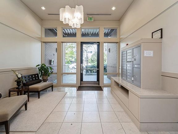Leona Lobby