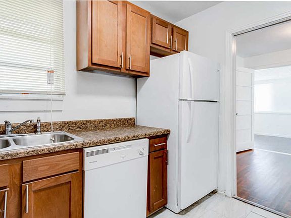 5th image of 259 Brookview Dr N