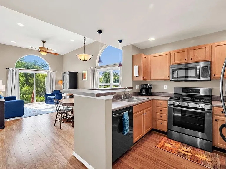836 Wayland Dr — Photo 8