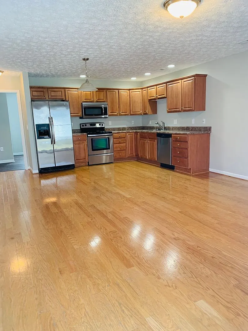 4 Bedroom, 2.5 Bath House — Photo 4