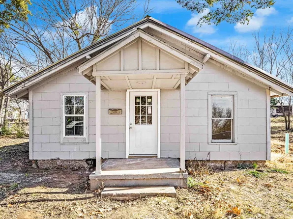 829 N Ash St, Waurika, OK 73573