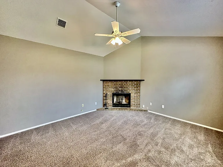 2437 W Gum St — Photo 3