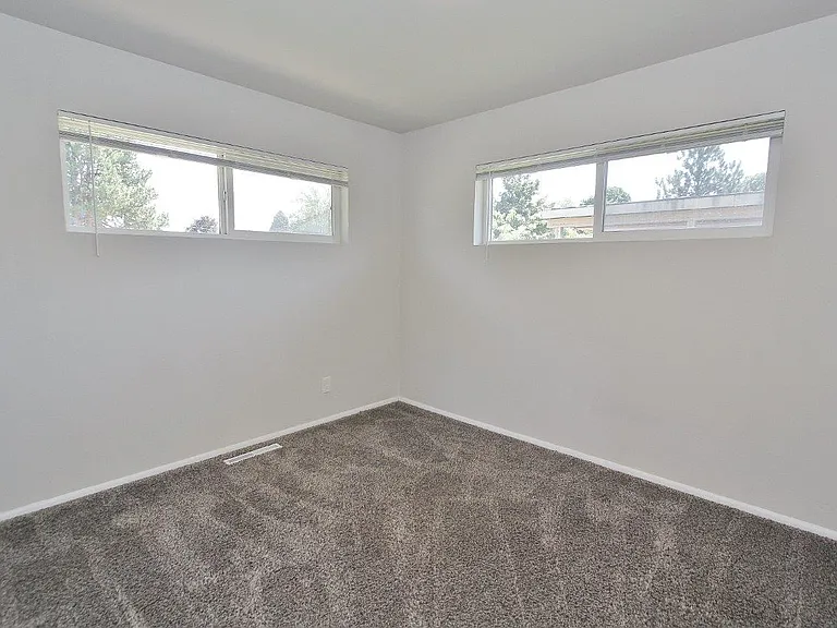 4011 W Greenbrier Dr — Photo 22