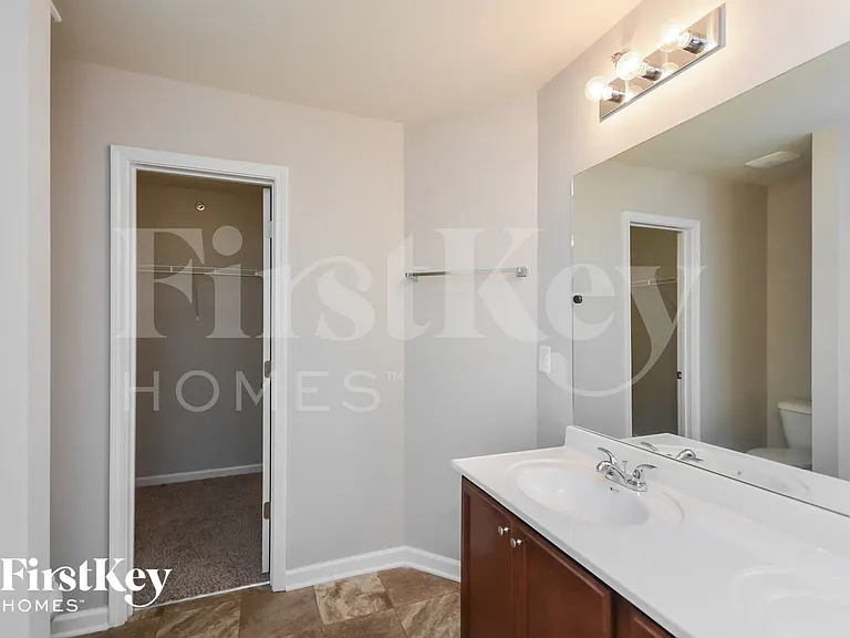 2044 Reavis Blf — Photo 9