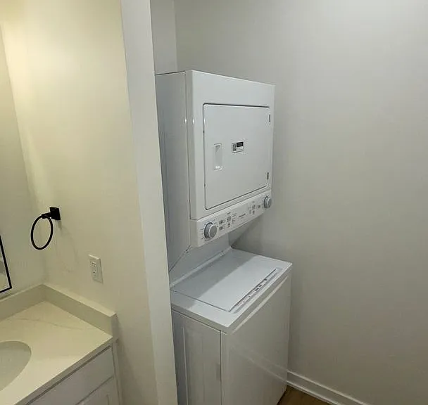 Forest Ave Rowhomes — Photo 9