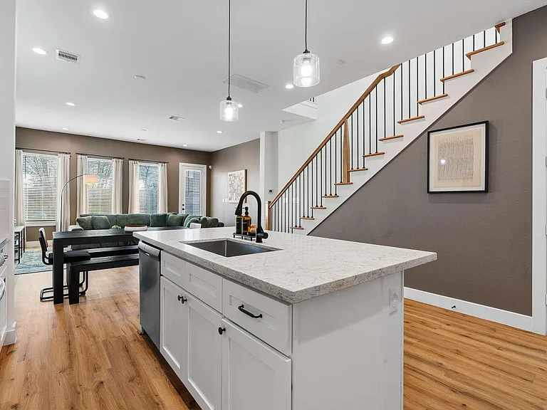 2710 Noble St — Photo 15