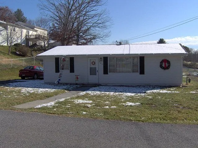 305 Union Dr photo 1
