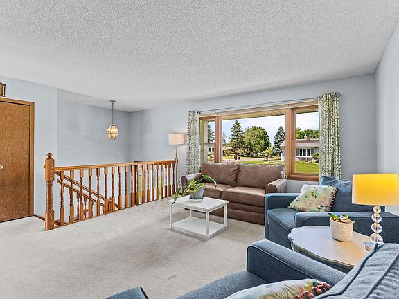 5th image of 2162 Maple Ln E
