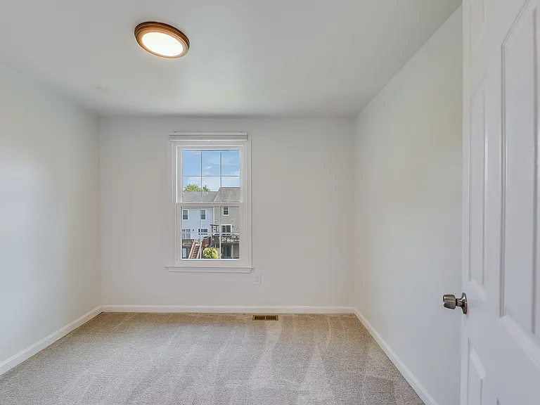 1806 Glendale Ln — Photo 14