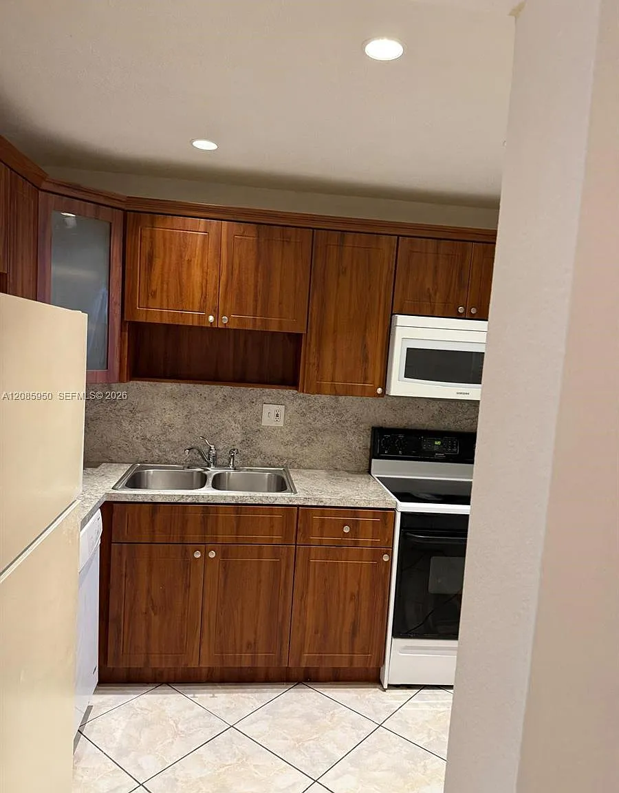 Versailles Gardens Condo — Photo 3