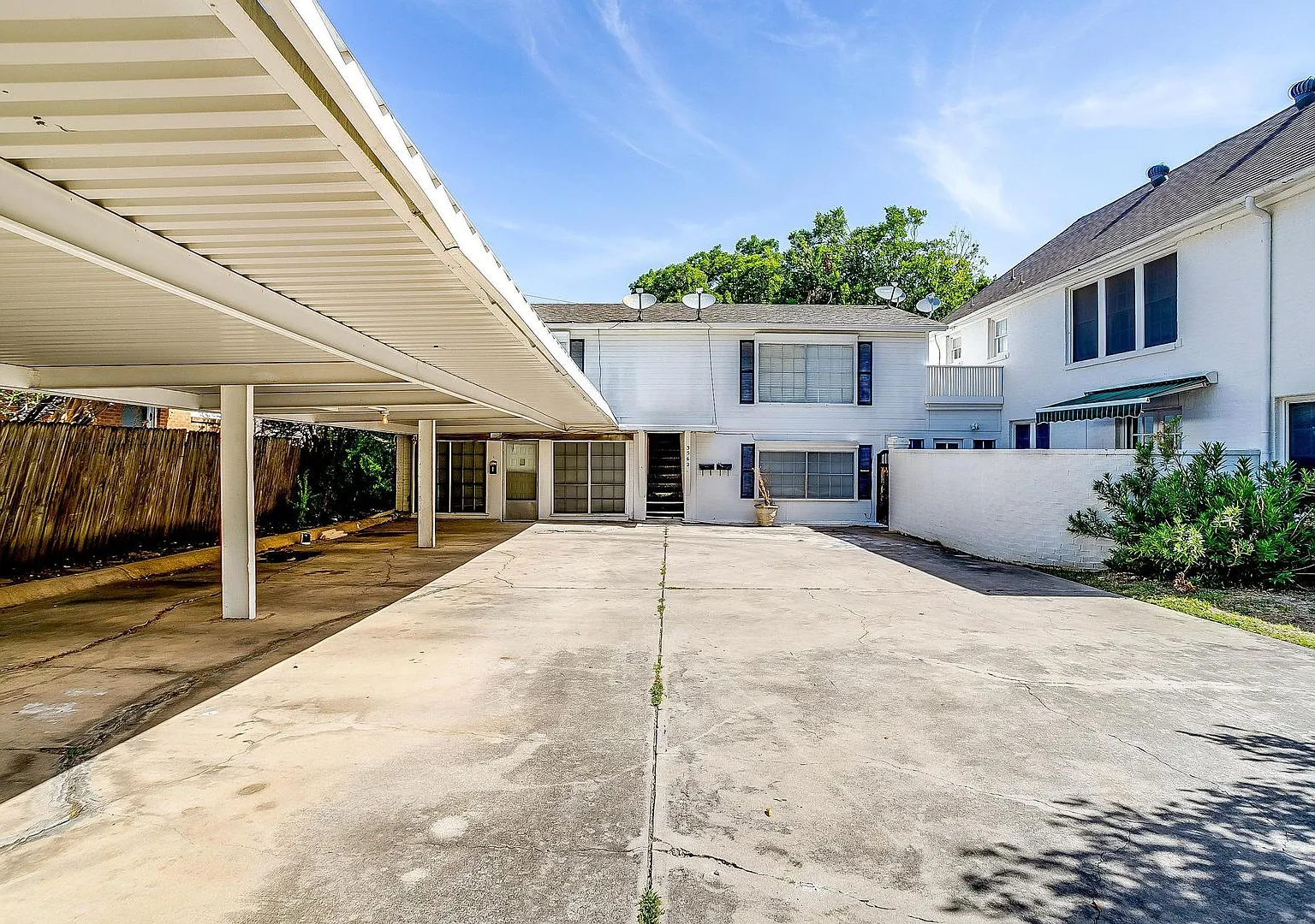 Stylish 1 Bed 1 Bath - Great Location — Photo 2