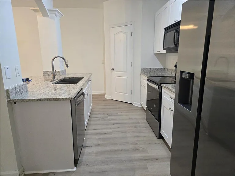 577 Woodland Park Ter — Photo 2