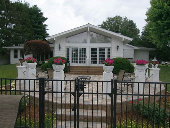 4th image of 3515 Villa Dr