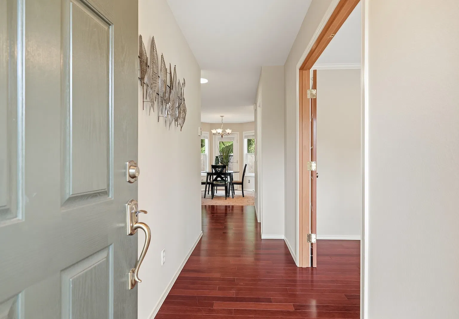 5 bed, 1970 sqft, $3,700 — Photo 2